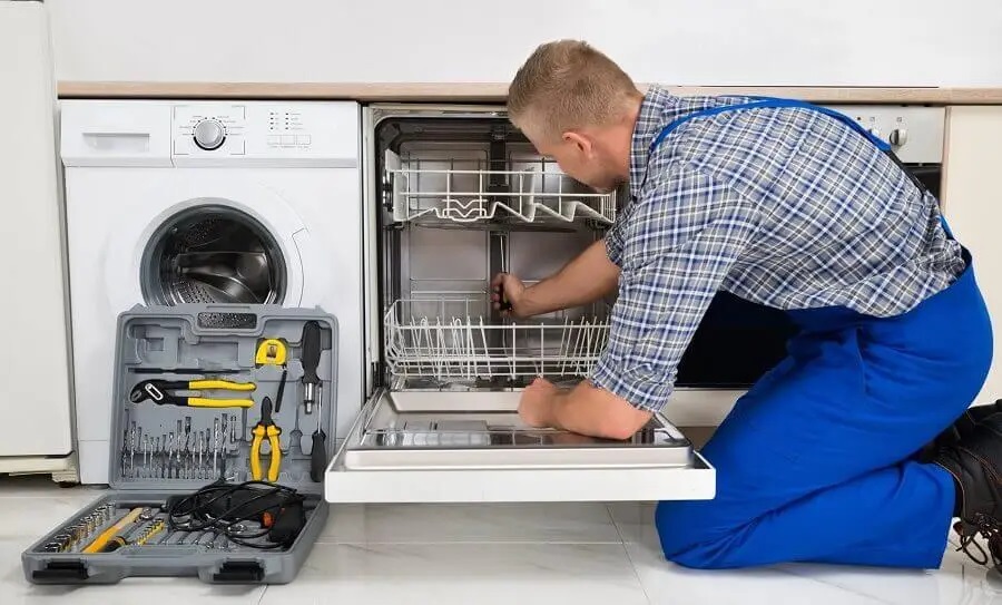 İzmit Electrolux servisi teknisyen ekibi beyaz eşya tamiri yaparken